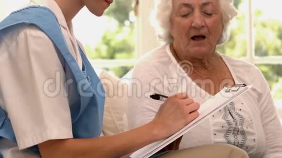 高级女人和护士说话视频的预览图