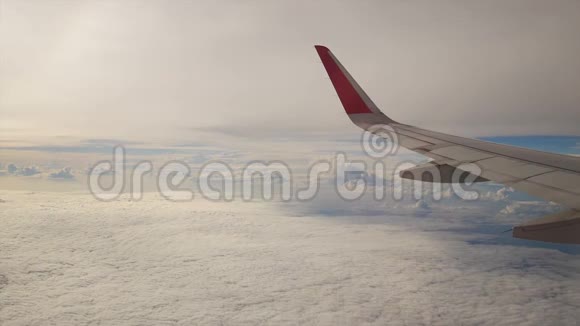 从飞机上看到的飞机在云层中飞行航空旅行概念视频的预览图