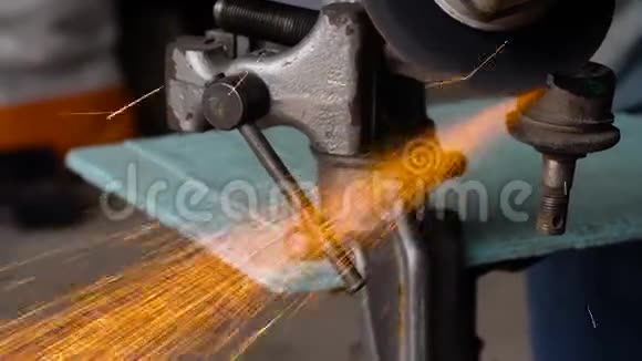 有角磨机的工人正在切割金属视频的预览图