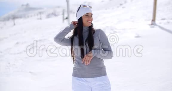 美丽的女人在滑雪坡上笑视频的预览图
