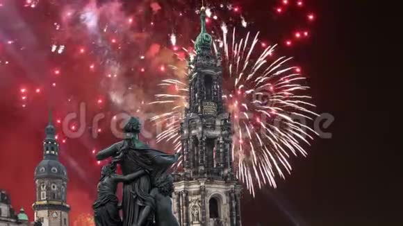 布吕尔露台和霍夫基什雕塑或圣三一大教堂和节日烟火德累斯顿巴洛克教堂视频的预览图