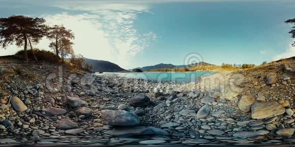 在美丽的山景中一条河在岩石上流动虚拟现实视频的预览图