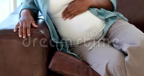 孕妇在沙发上放松视频的预览图
