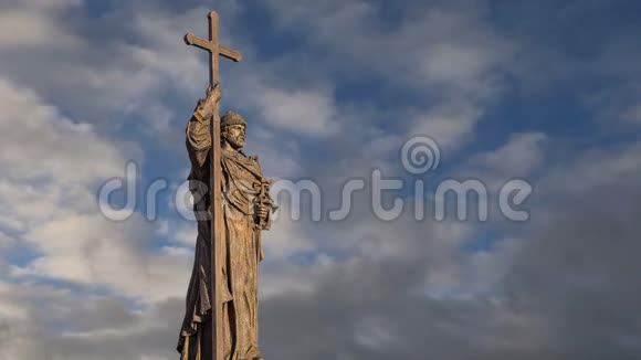 俄罗斯克里姆林宫附近莫斯科博罗维斯卡亚广场上的神圣弗拉基米尔亲王纪念碑视频的预览图