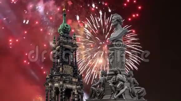 布吕尔露台和霍夫基什雕塑或圣三一大教堂和节日烟火德累斯顿巴洛克教堂视频的预览图