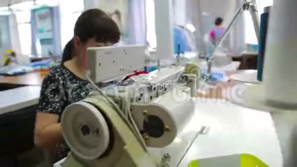 在工厂做纺织品的裁缝视频的预览图