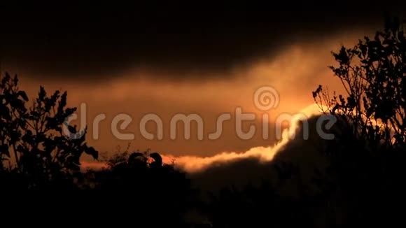 大自然中五彩缤纷的日落多云的日落视频的预览图