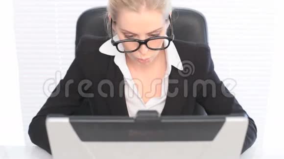 女商务套装与笔记本电脑视频的预览图