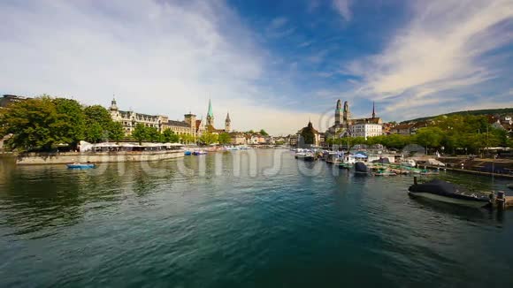 具有历史意义的苏黎世市中心著名的弗劳姆斯特和格罗斯穆斯特教堂利姆马特河和苏黎世湖瑞士视频的预览图