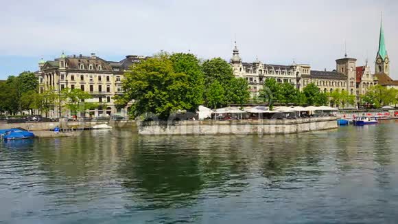 具有历史意义的苏黎世市中心著名的弗劳姆斯特和格罗斯穆斯特教堂利姆马特河和苏黎世湖瑞士视频的预览图