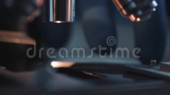 关闭显微镜和测试样品视频的预览图