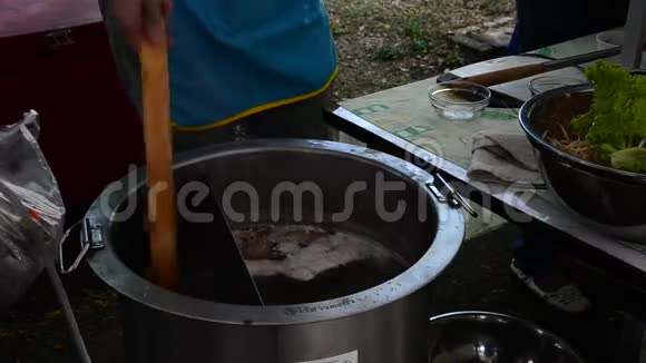 煮泰国美食面汤视频的预览图