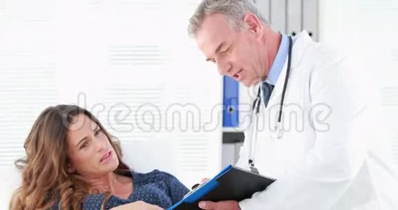 医生和一个微笑的孕妇说话视频的预览图