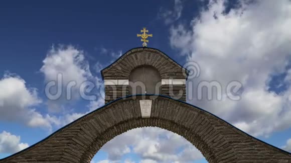 东正教十字架与云彩对抗天空视频的预览图