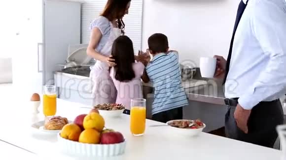 妈妈和她的孩子们在做饭视频的预览图