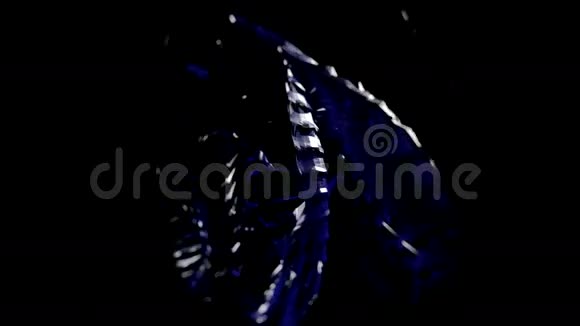 黑色背景上的蓝色抽象视频的预览图