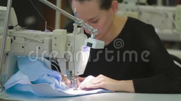 裁缝与工业缝纫机一起工作视频的预览图