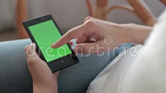 女人的手触摸和滚动智能手机视频的预览图