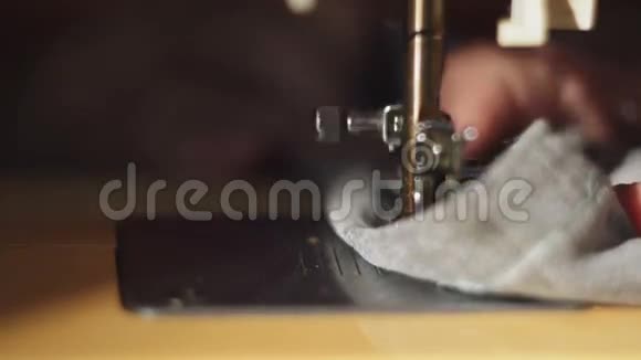 裁缝在缝纫机上缝纫视频的预览图