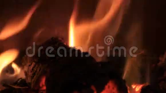 家里壁炉里着火了视频的预览图