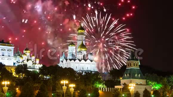 在克里姆林宫莫斯科俄罗斯上空燃放烟花莫斯科最受欢迎的景色视频的预览图