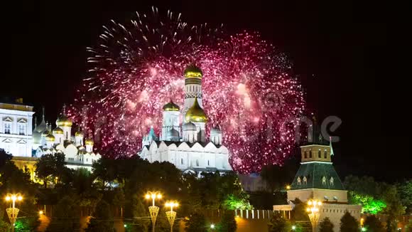在克里姆林宫莫斯科俄罗斯上空燃放烟花莫斯科最受欢迎的景色视频的预览图