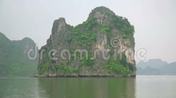 越南哈龙湾石灰石山岛视频的预览图
