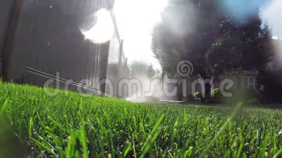 园林自动灌溉系统浇灌草坪视频的预览图