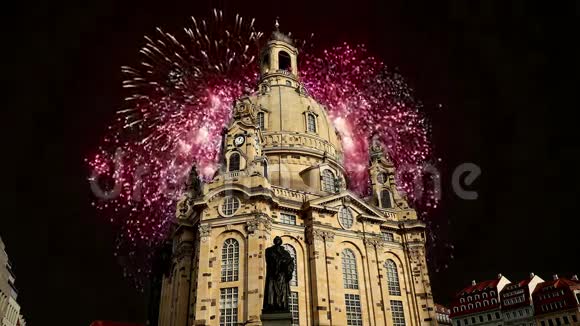 德累斯顿弗劳恩基奇是我们的夫人教堂节日烟火是德国德累斯顿的路德教教堂视频的预览图