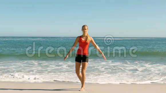 在海滩工作的女人视频的预览图
