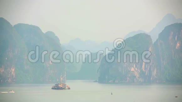 越南哈龙湾石灰石山岛视频的预览图