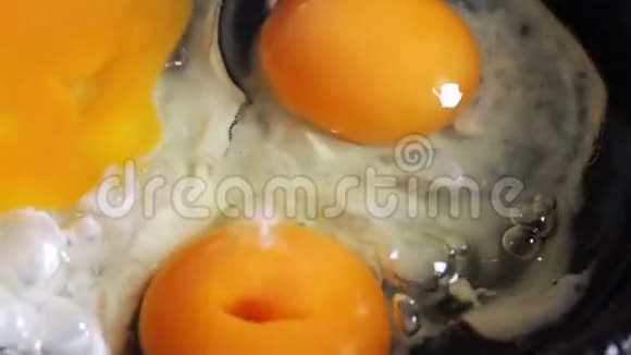 准备炒鸡蛋靠近热煎锅视频的预览图