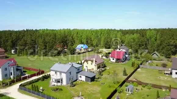 空中乡村景色无人机顶景图视频的预览图