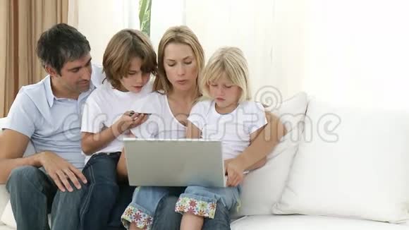 家人在家网购视频的预览图