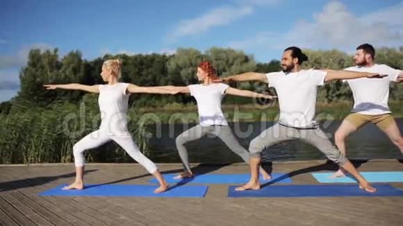 在户外做瑜伽运动的人群视频的预览图