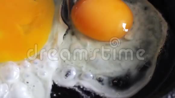 准备炒鸡蛋靠近热煎锅视频的预览图