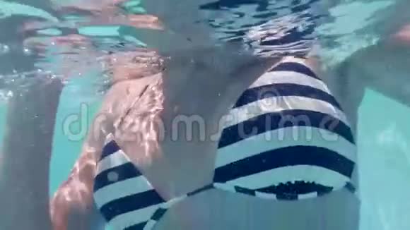 池中游泳的女子的水下景色视频的预览图