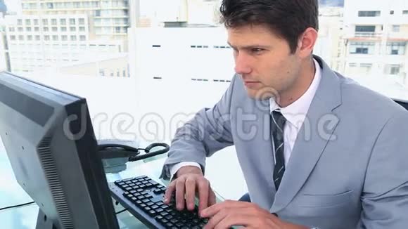 穿西装的男人在键盘上打字视频的预览图