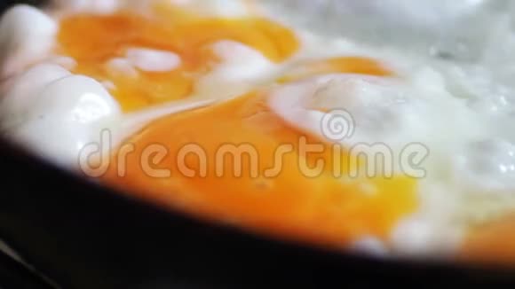 准备炒鸡蛋热煎锅视频的预览图