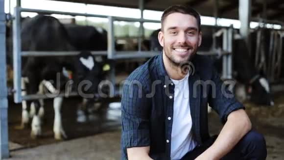 奶牛场里有奶牛的人或农民视频的预览图