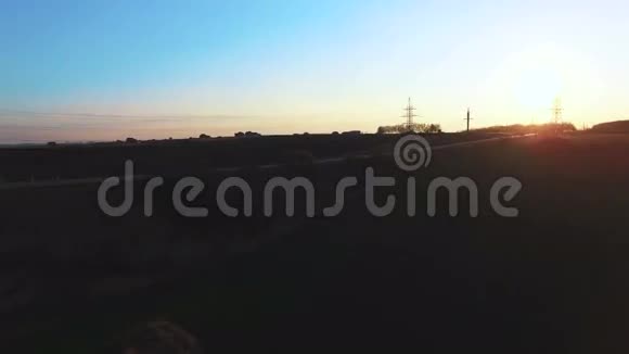 在田野里日落空中观景4k视频的预览图