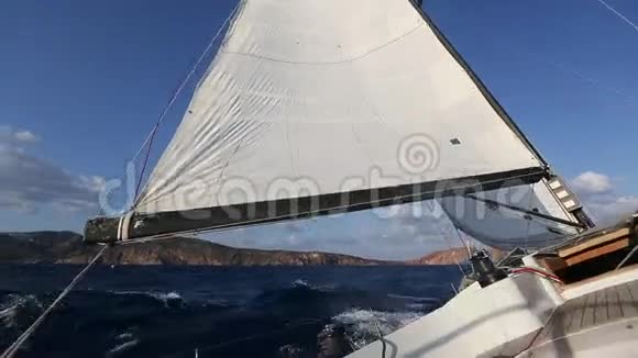 帆船在海上航行时的帆船旅行视频的预览图