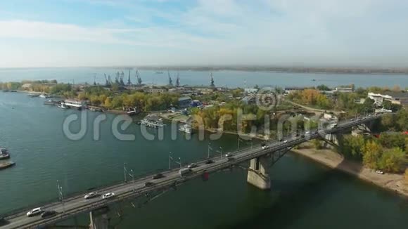 萨马拉市和萨马拉河的空中镜头视频的预览图
