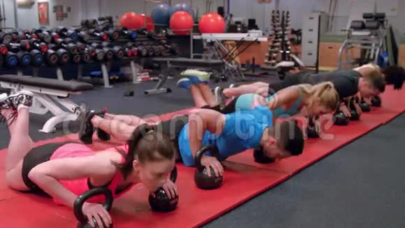 健身者在健身房做俯卧撑视频的预览图