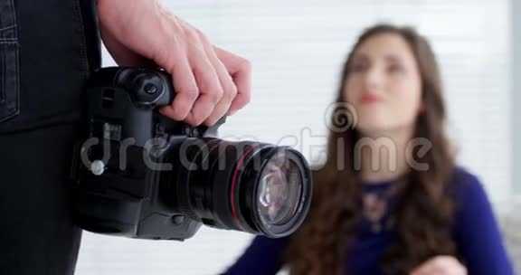 女模特摆姿势拍时装视频的预览图