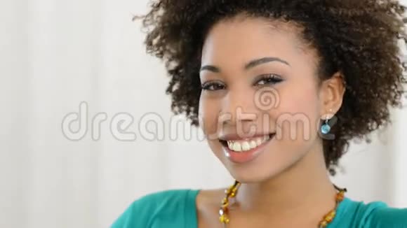 年轻微笑的女人的肖像视频的预览图