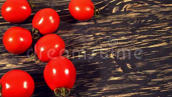 木制背景上的番茄和意大利面视频的预览图