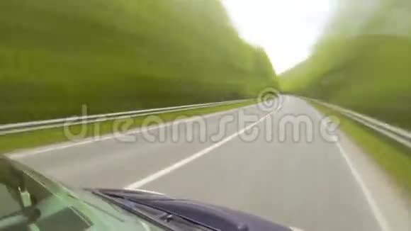 在山里的高速公路上行驶视点摄像机拍摄视频的预览图
