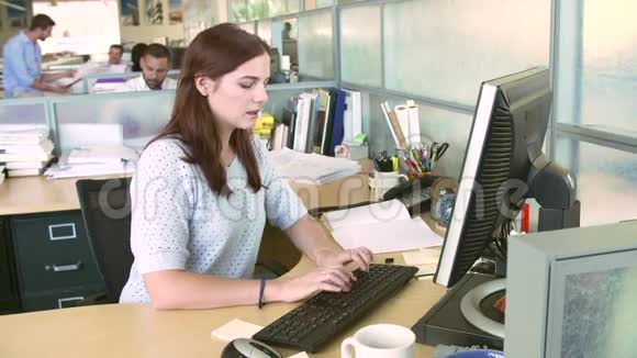 在现代办公室工作的妇女视频的预览图