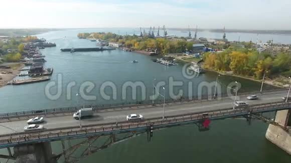 萨马拉市和萨马拉河的空中镜头视频的预览图